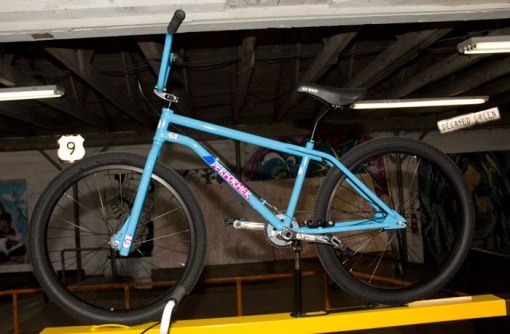 performer-24-gt-bicycles-2017-bmx-bike-blue